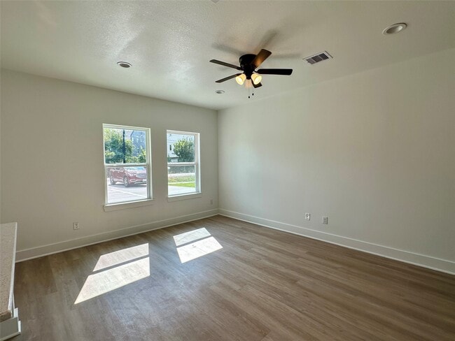 Building Photo - 243 Broadhurst Dr