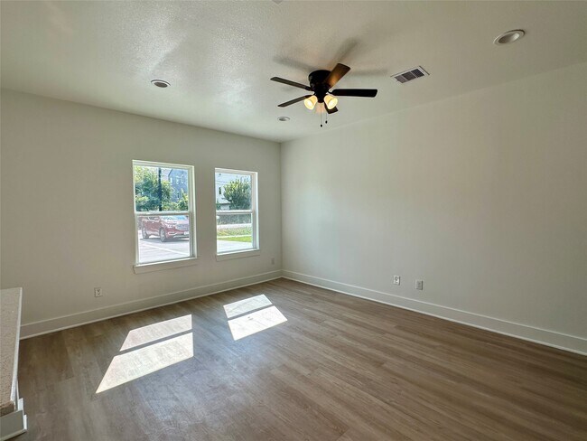 Foto del edificio - 243 Broadhurst Dr