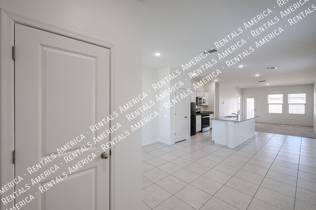 Building Photo - 5720 W Sunrise Dr