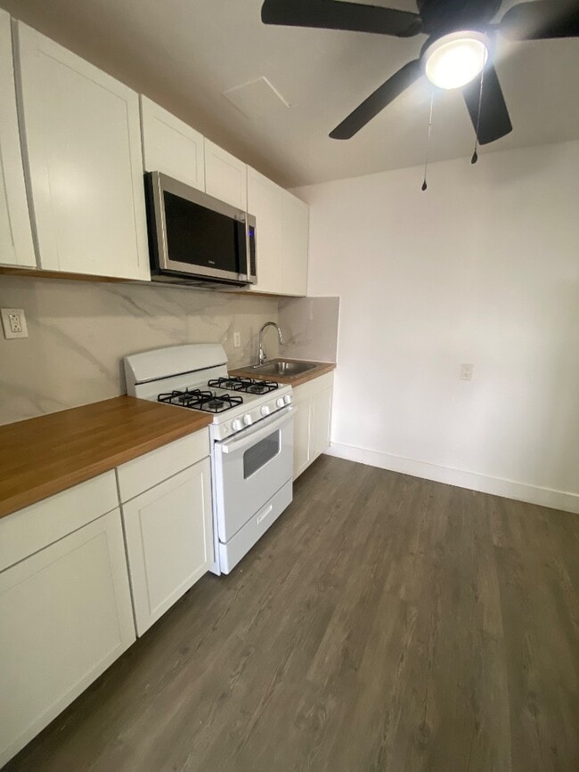 Building Photo - 813D Courtois