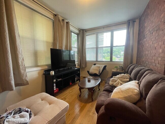 Foto del edificio - 165 Winthrop Rd