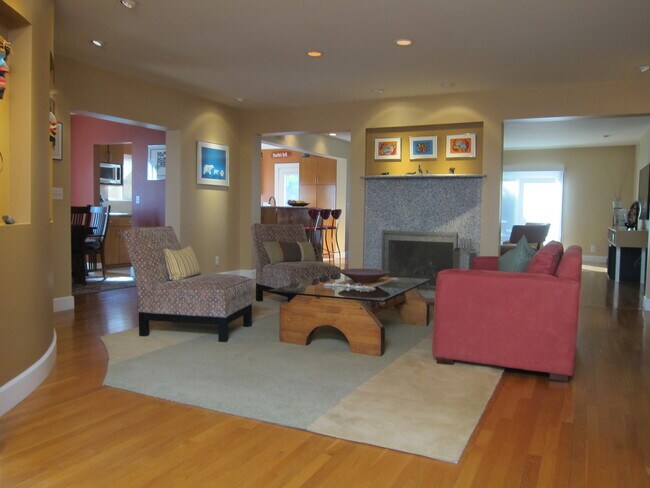 Open concept living room - 269 Via Linda Vista