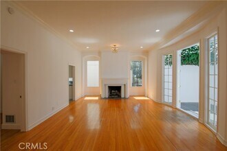 Building Photo - 1014 N Doheny Dr