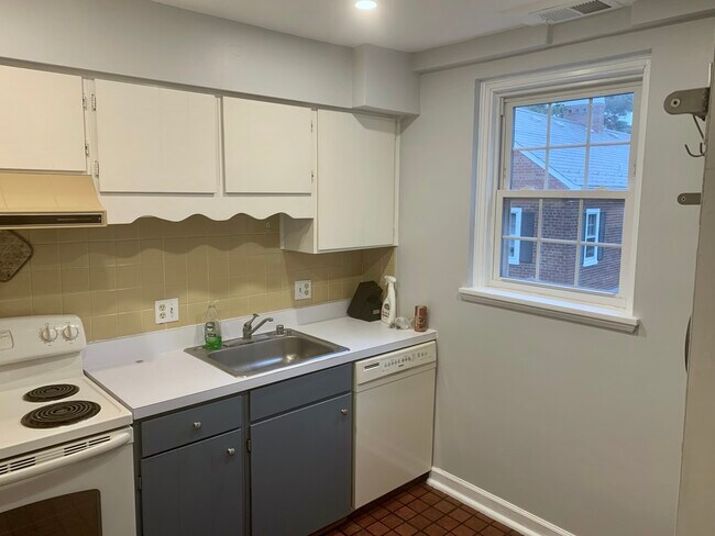 Main level kitchen - 3059 S Abingdon St