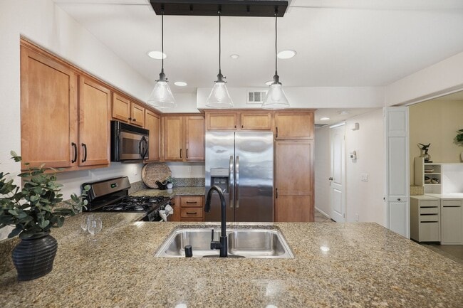 Building Photo - Point Loma, "The Bay" 2 bed 2 Bath Townhome now available! Amazing amenities, don't miss out