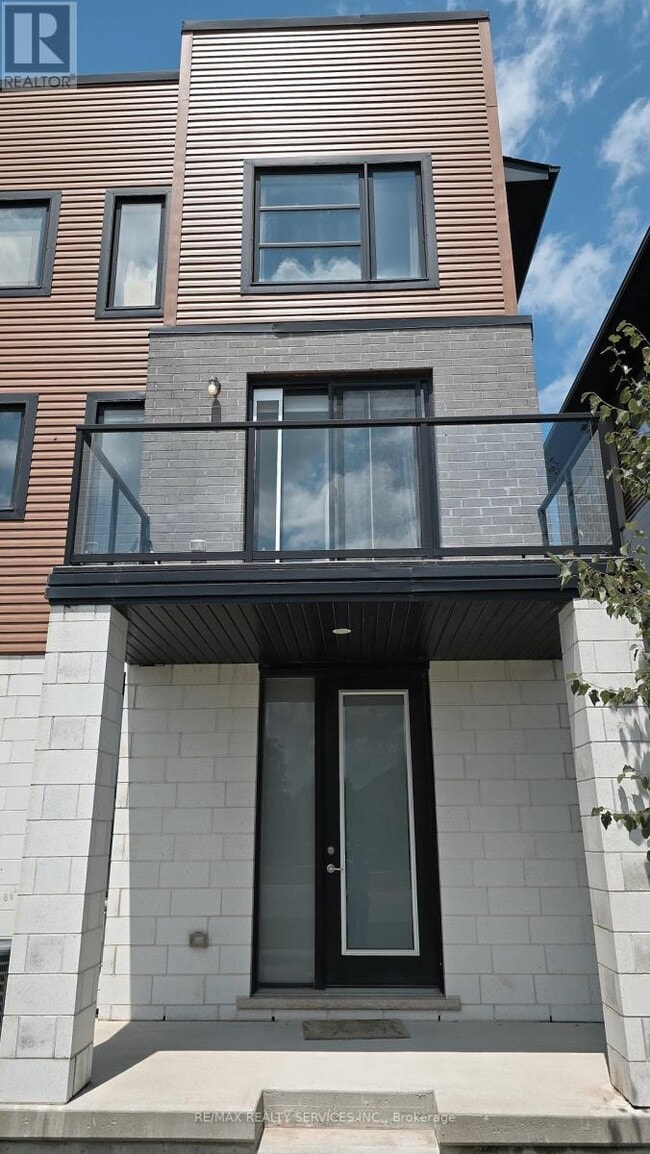 Building Photo - 895 Sarnia Rd