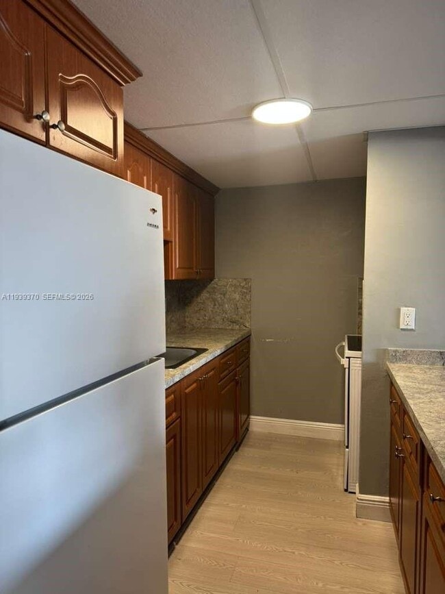 Building Photo - 1305 W 26th Pl