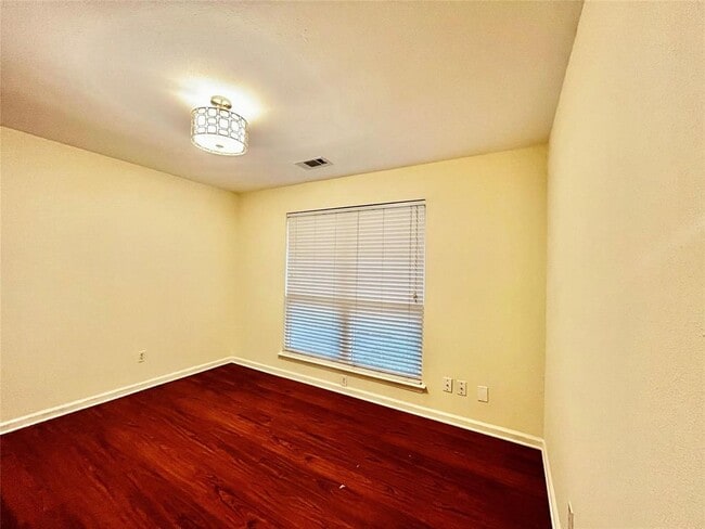 Building Photo - 3038 Sam Houston Dr