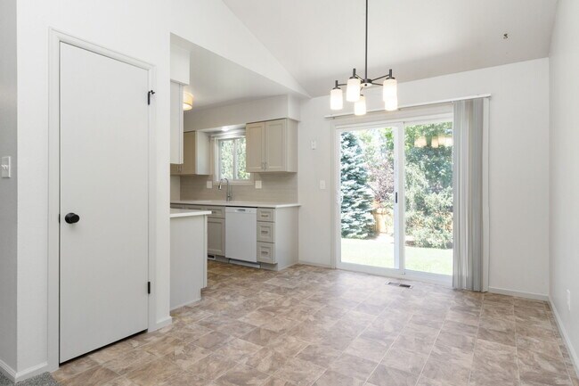 Recién remodelado y con ambiente hogareño. - 1956 Promenade Way
