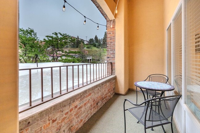 Building Photo - 106 E Broadway St