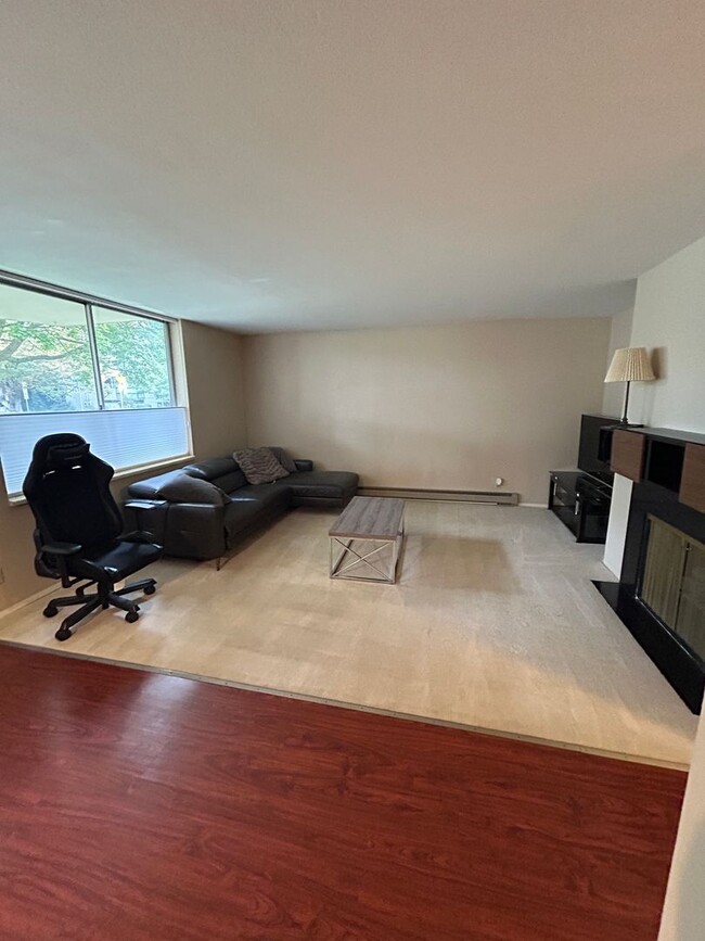 Building Photo - Fantastic 2 Bed 2 Bath Condo in the U Dist...