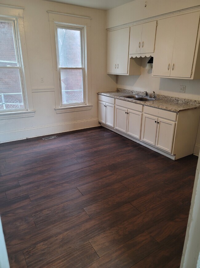 Eat in dining area - 1608 W Lincoln Ave