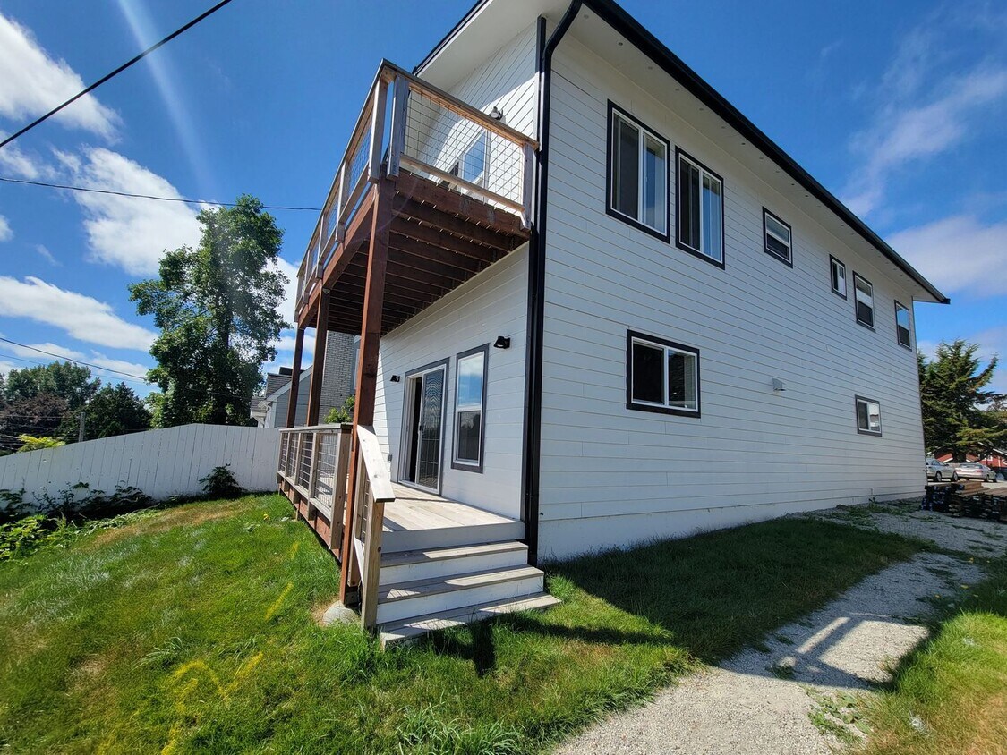 Remodeled, bright and spacious 3 bed close to ferries and base - Remodeled, bright and spacious 3 bed close to ferries and base