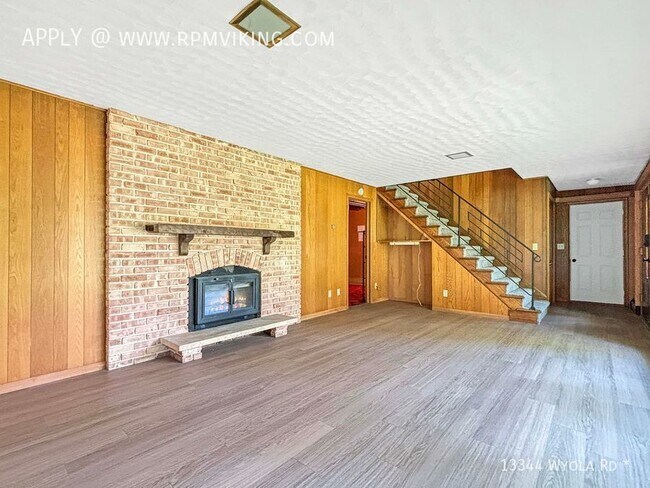 Building Photo - 3br 2ba 2cg ~ Security Deposit Free Altern...