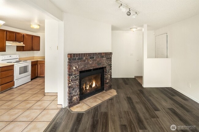 Living - 905 18th St NE