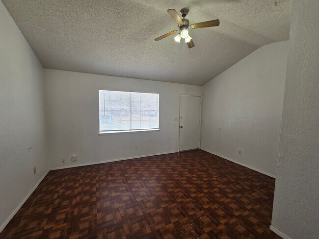 Foto del edificio - AFFORDABLE EASTSIDE DUPLEX