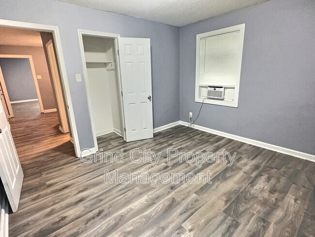 Building Photo - 3042 McAdoo Ave
