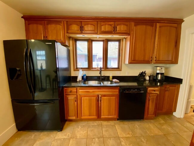 Building Photo - 3 Bedroom House Near UO Campus!! Ready for Fall 2026!