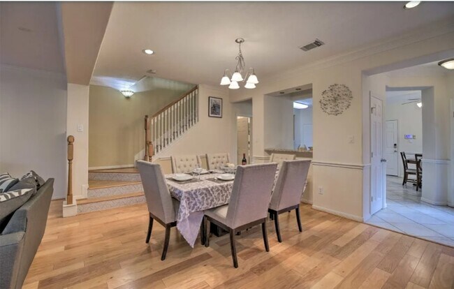 Building Photo - 1006 Rochow St