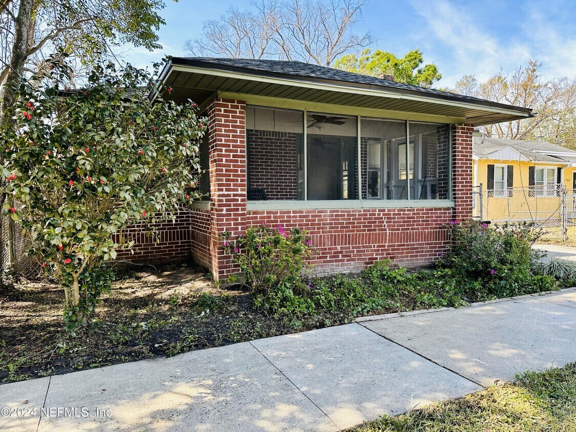 Primary Photo - 744 West St