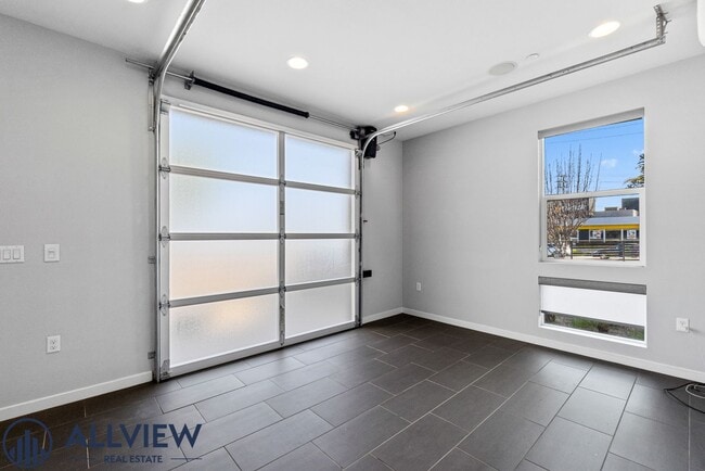 Foto del edificio - Beautiful three story live/work townhome i...