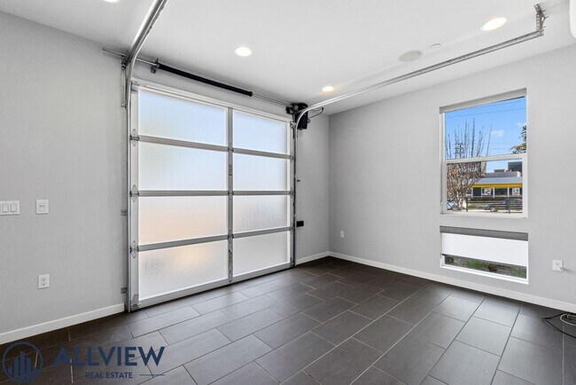 Foto del edificio - Beautiful three story live/work townhome in Westside Costa Mesa!