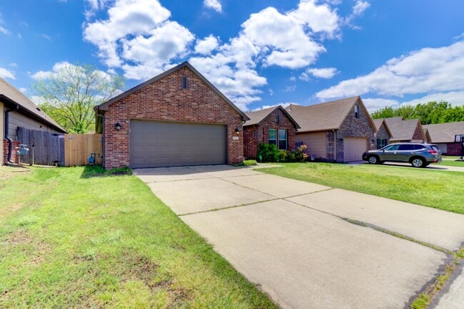 Building Photo - 3 Bed | Bath in Broken Arrow!