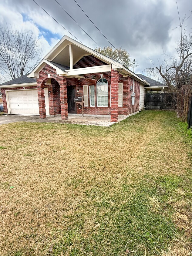 Building Photo - 3348 Reeves St