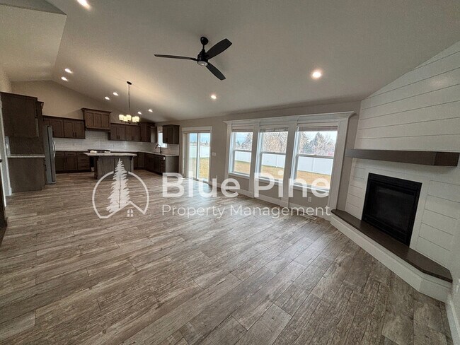 Foto del edificio - 5083 Thatcher Ave