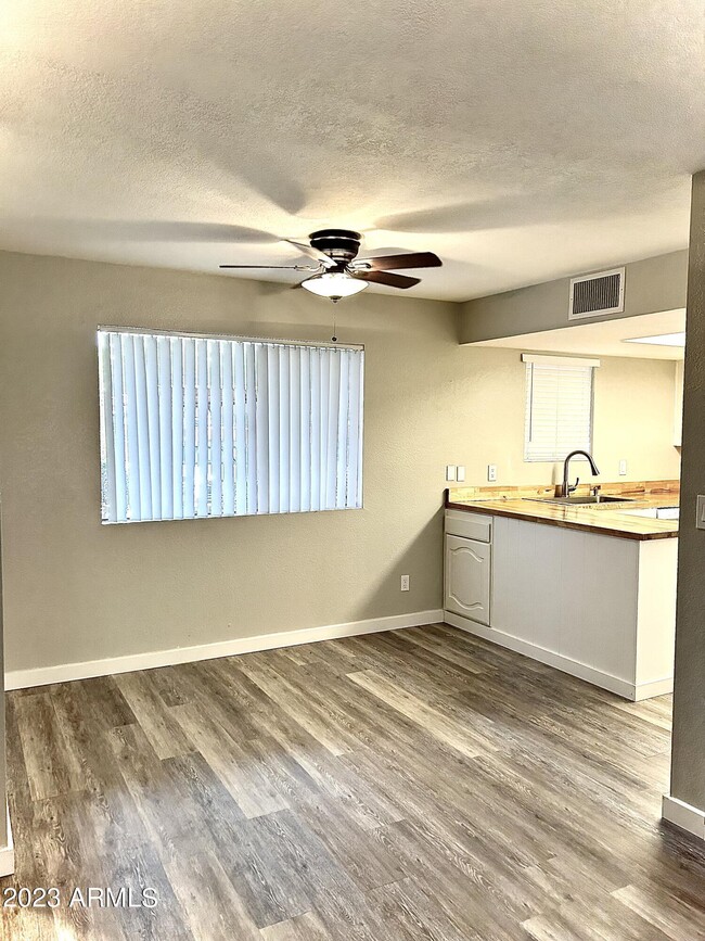 Building Photo - 4303 E Cactus Rd