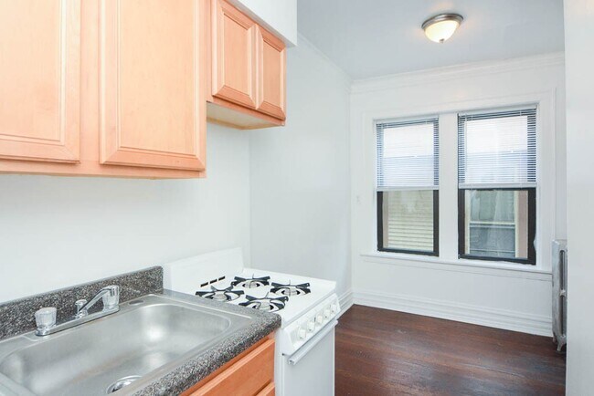 Building Photo - 4638 N Paulina St