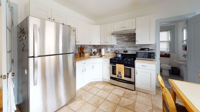 3bed + living room 1bath in Waltham is available on 9/1 - 3bed + living room 1bath in Waltham is available on 9/1 House
