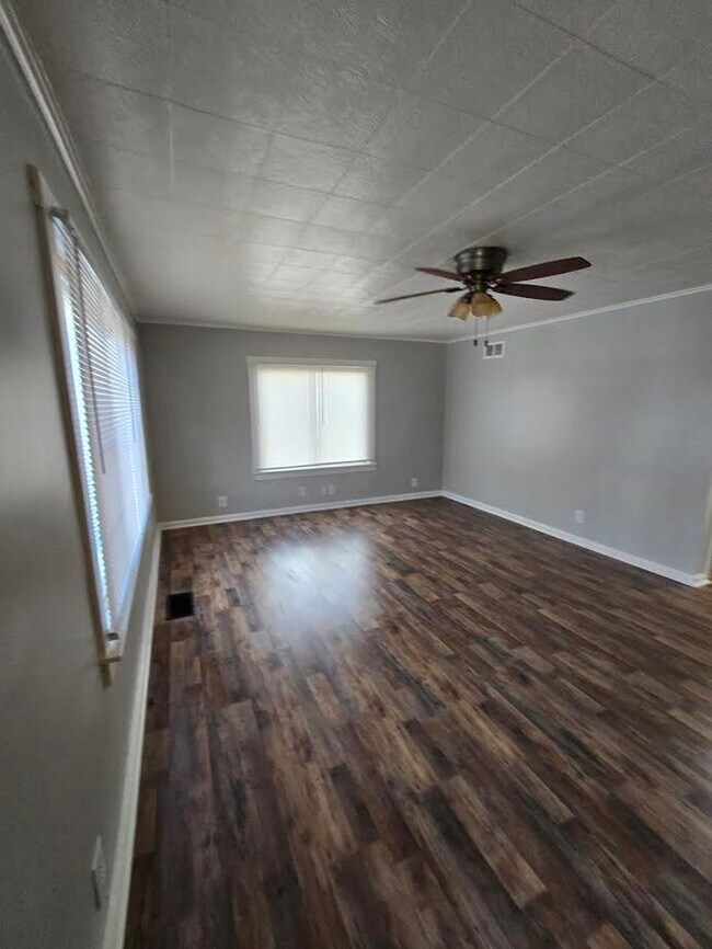 Foto del edificio - Three Bedroom Home located in Warren Township near 16th and Post Road