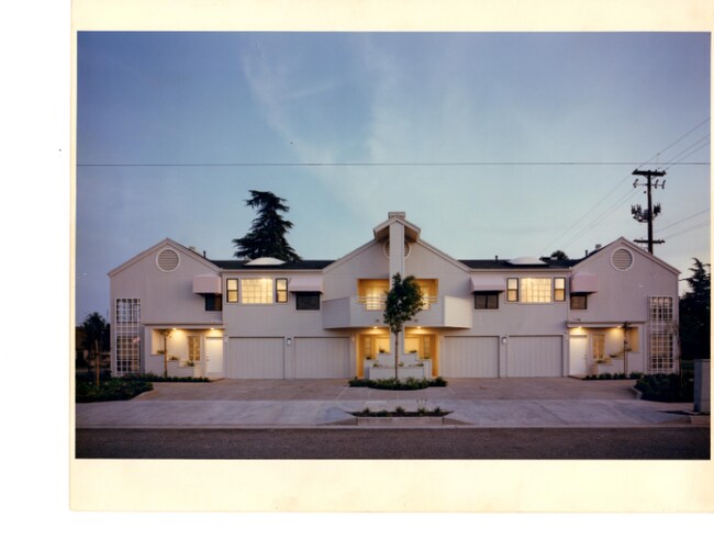 Building Photo - 912 E Floradora Ave