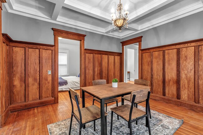 Dining room with seating for 4. - 45 Saint James Pl