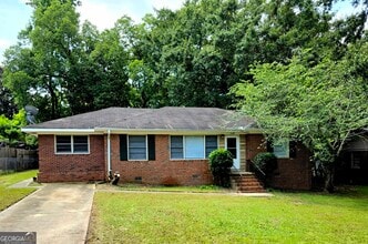 Building Photo - 2639 Tredway Dr
