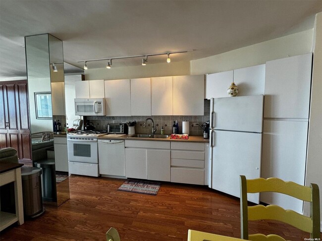 Foto del edificio - 830 Shore Rd