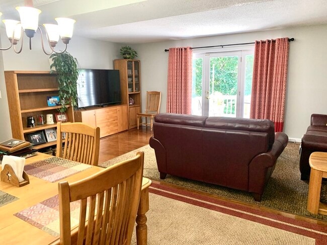 Building Photo - 2104 Pheasant Creek Ln