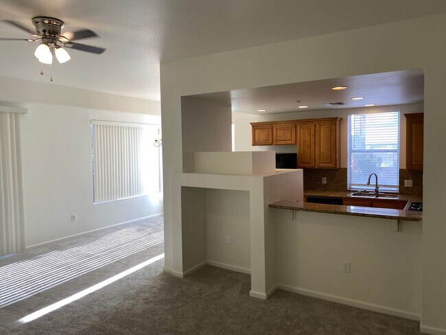 Building Photo - Park Avenue Mid-Rise Condo. Balcony. Full Services HOA