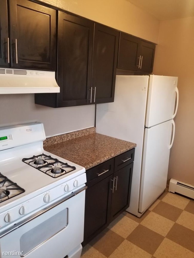 Building Photo - 1 br, 1 bath  - 956-960 E.85th St 960-2S