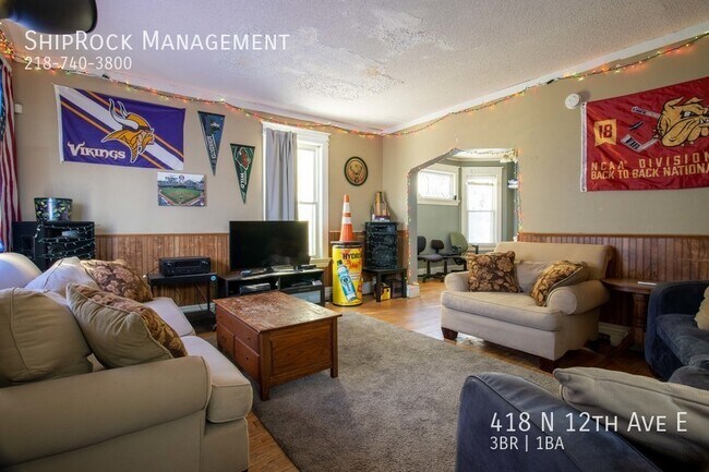 Foto del edificio - 418 N 12th Ave E