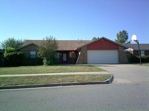 Building Photo - 6812 NW Willow Creek Dr