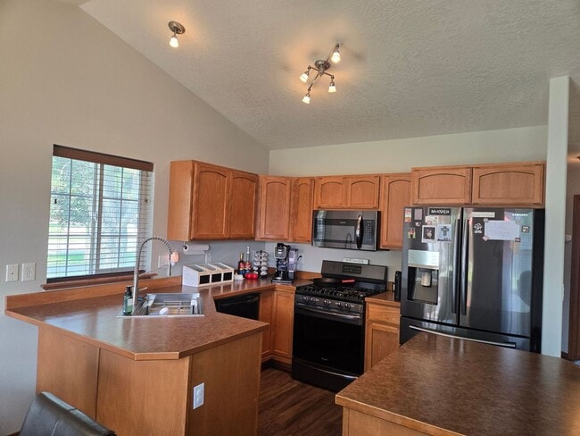Building Photo - For Rent: 3 Bed, 2 Bath Home with Garage i...
