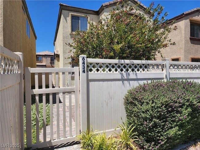 Foto del edificio - 6434 N Buttercup Creek St