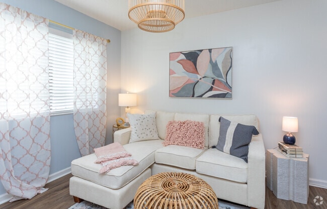 1HAB, 1BA - 500SF - Sala de estar - Capital Flats & Magnolia Square Apartments