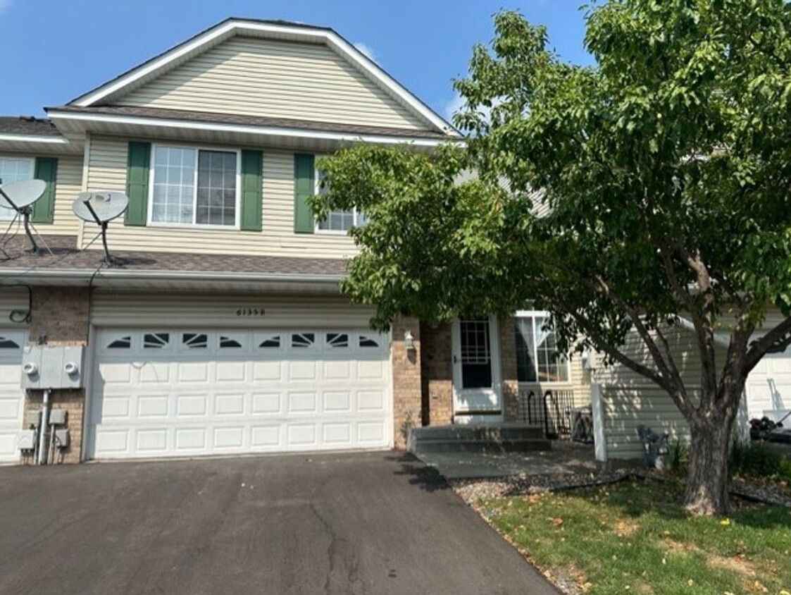 Primary Photo - 3 Bed/1.5 Bath Townhouse with Basement! Av...