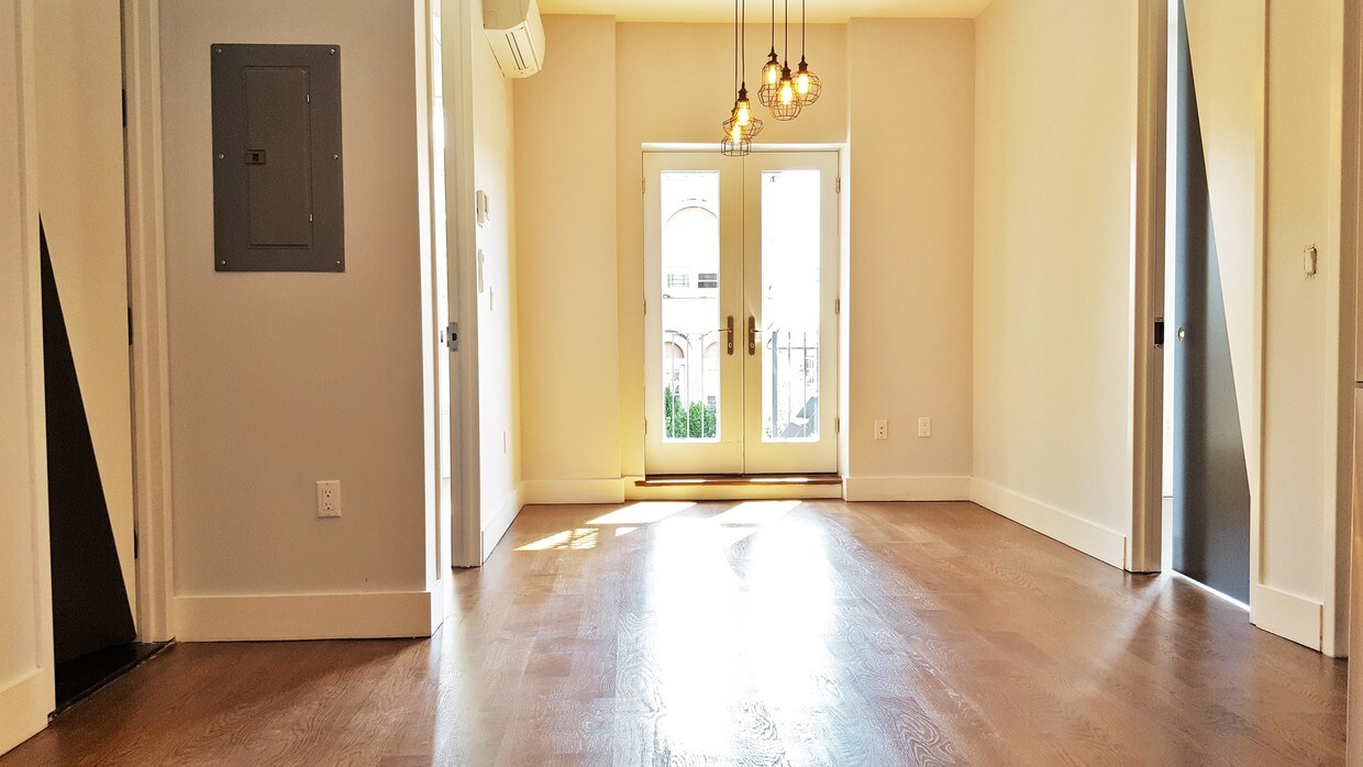 Foto principal - 131 Tompkins Ave