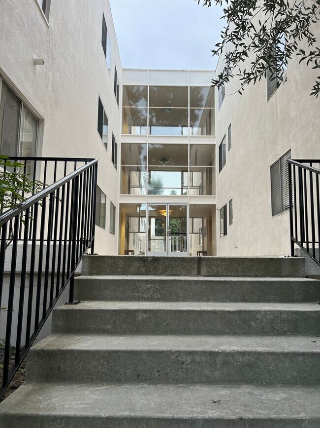 Foto del edificio - 5700 Ravenspur Dr