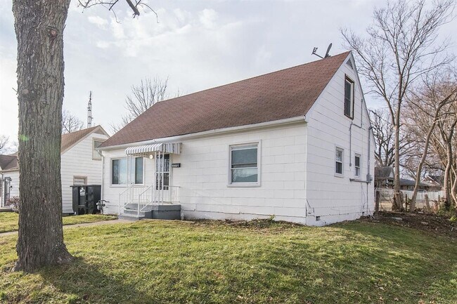 Foto del edificio - Spacious 4-Bedroom, 2-Bath Home with Garage, Side Parking & Private Backyard