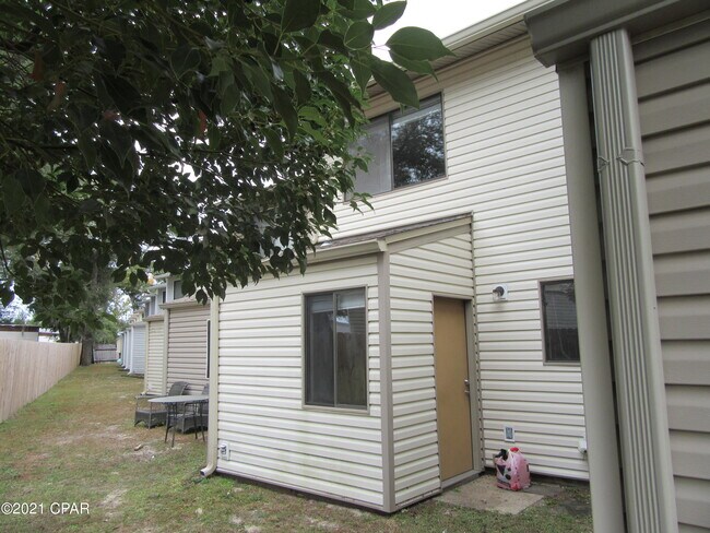 Building Photo - 832 West St